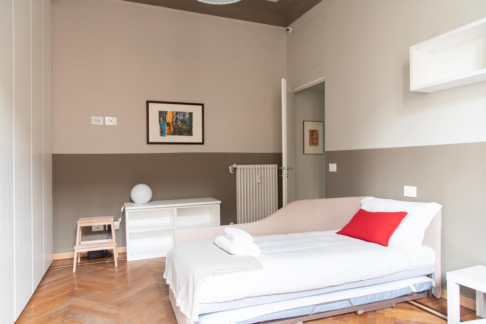 Youhosty - Chinatown Bright And Luxury * Mailand